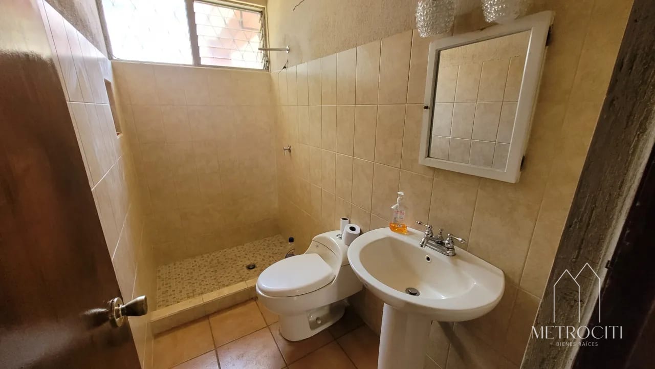 Se vende casa con amplio terreno en zona 15 — Casa en Venta en Zona 15, Guatemala, Ciudad — foto 5 de 7