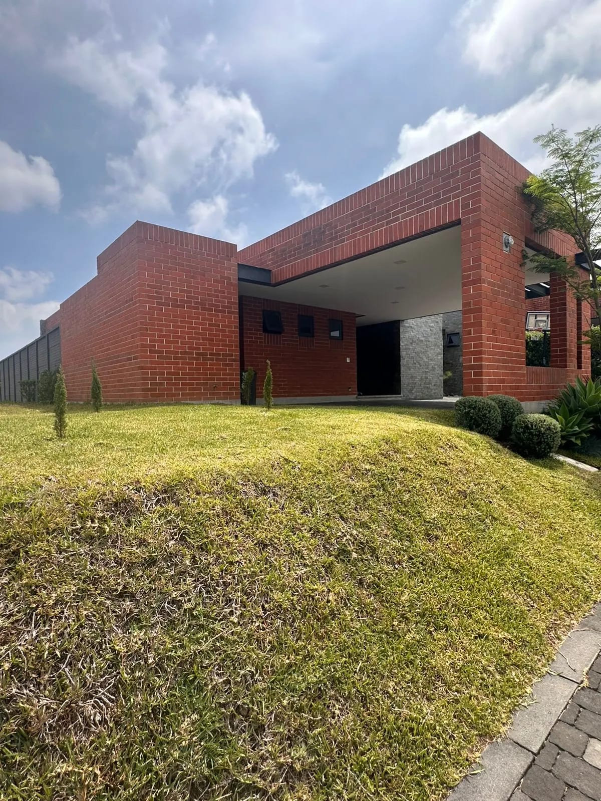 Venta Casa de un Nivel en Condado Concepción — Casa en Venta en Pradera Concepción, Carretera a El Salvador, Guatemala, Ciudad — foto 1 de 11