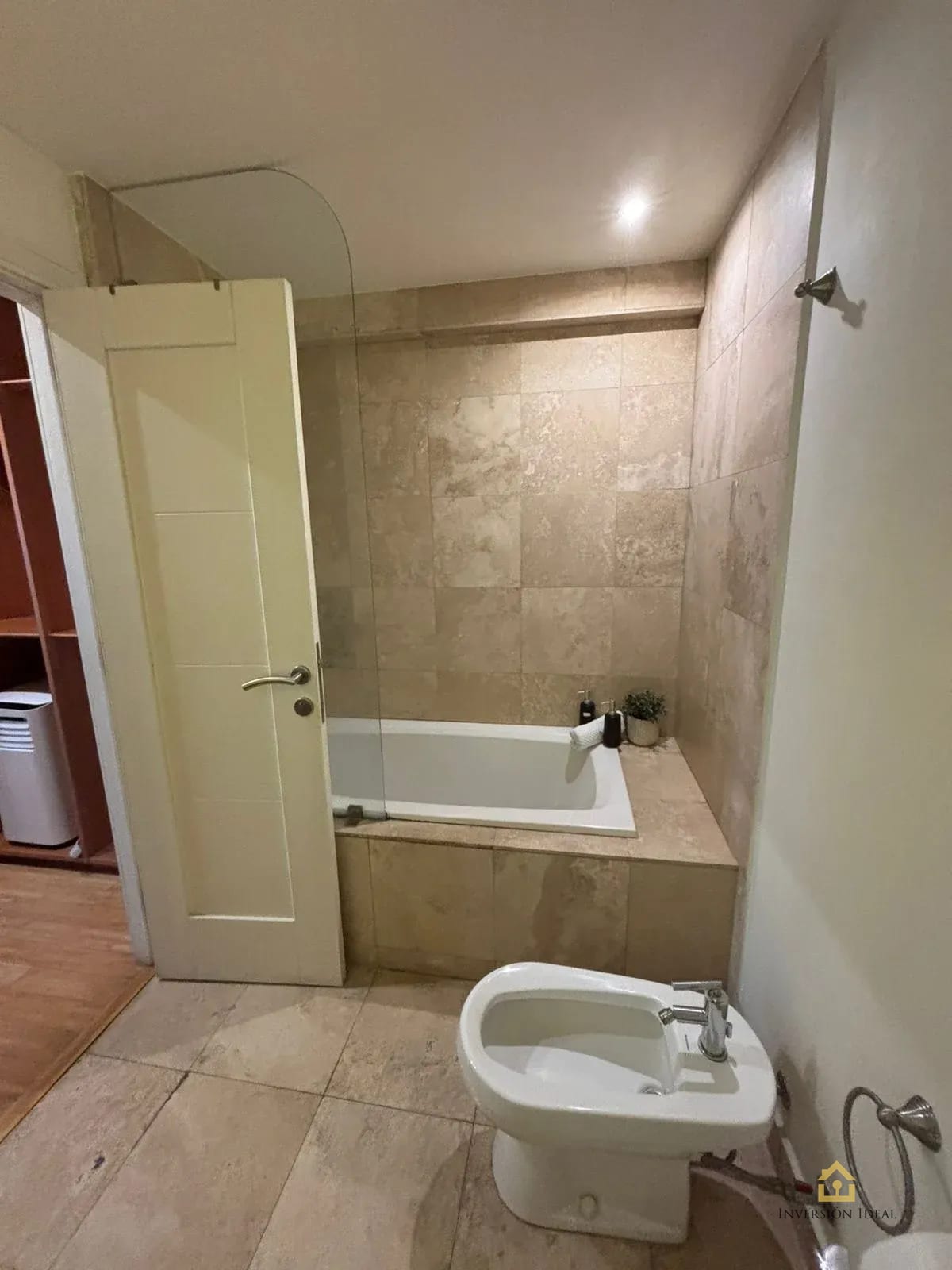 Apto Amueblado 2 Hab + Cuarto de Serv. $2,500 | Edificio Atrium Zona 10 — Apartamento en Alquiler en Atrium, Zona 10, Guatemala, Ciudad — foto 8 de 16