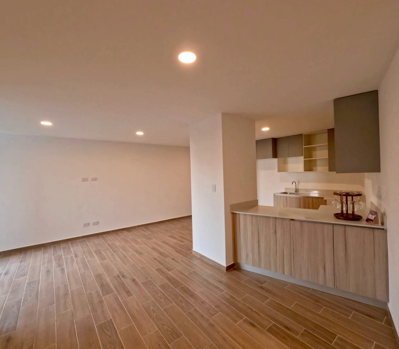 Apartamento en venta o renta, Edificio Parque 14, zona 14 — Apartamento en Alquiler en Parque 14, Zona 14, Guatemala, Ciudad — foto 2 de 10