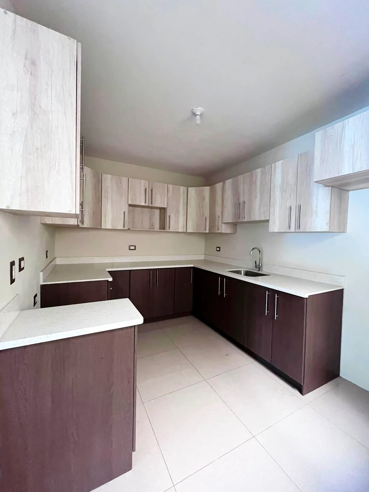 Casa NUEVA en VENTA zona 16 Puerta de Hierro, Hacienda Real — Casa en Venta en Puerta de Hierro, Zona 16, Guatemala, Ciudad — foto 1 de 11