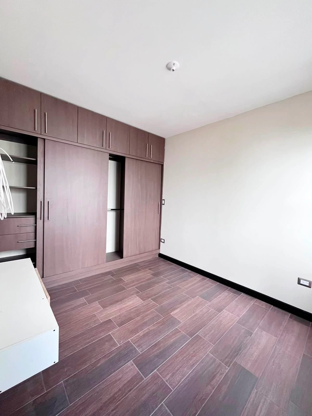 Casa NUEVA en VENTA zona 16 Puerta de Hierro, Hacienda Real — Casa en Venta en Puerta de Hierro, Zona 16, Guatemala, Ciudad — foto 8 de 11