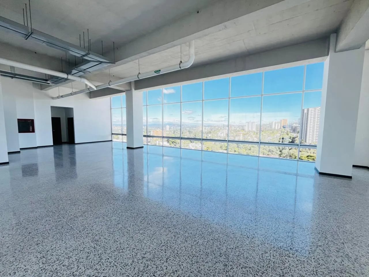 Ideal para grandes corporaciones, edificio completo en ZONA 10 — Edificio en Alquiler en Zona 10, Guatemala, Ciudad — foto 1 de 16