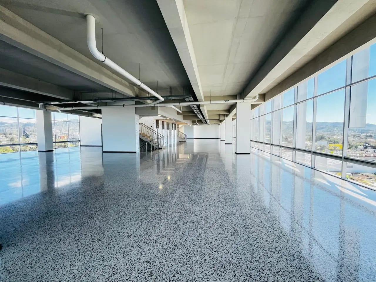 Ideal para grandes corporaciones, edificio completo en ZONA 10 — Edificio en Alquiler en Zona 10, Guatemala, Ciudad — foto 4 de 16