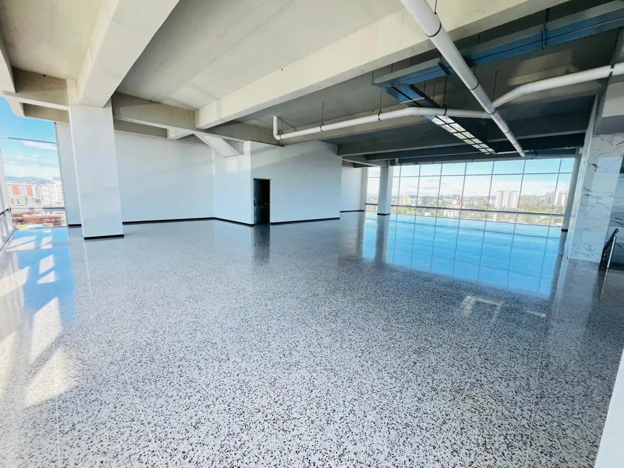 Ideal para grandes corporaciones, edificio completo en ZONA 10 — Edificio en Alquiler en Zona 10, Guatemala, Ciudad — foto 2 de 16