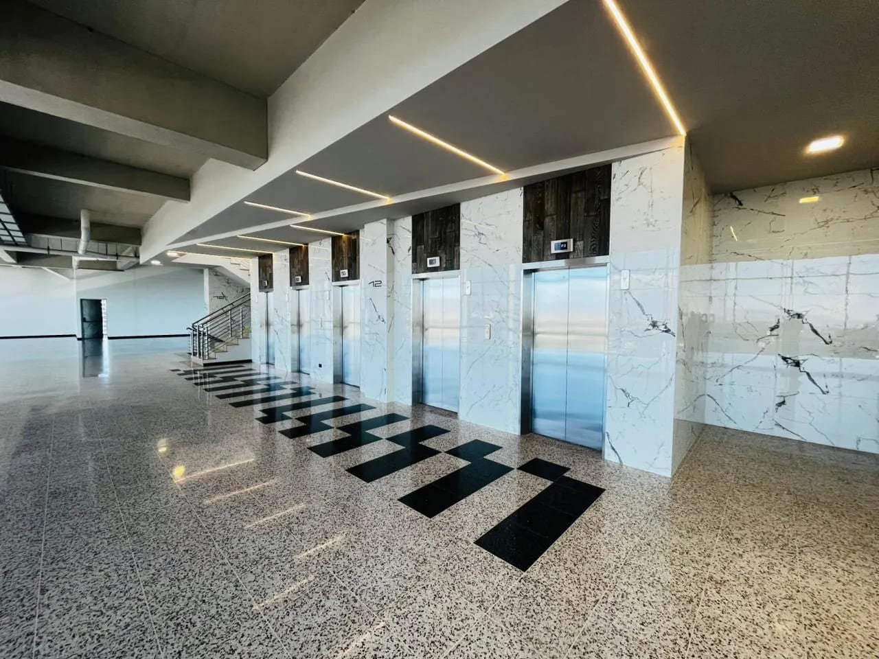Ideal para grandes corporaciones, edificio completo en ZONA 10 — Edificio en Alquiler en Zona 10, Guatemala, Ciudad — foto 3 de 16