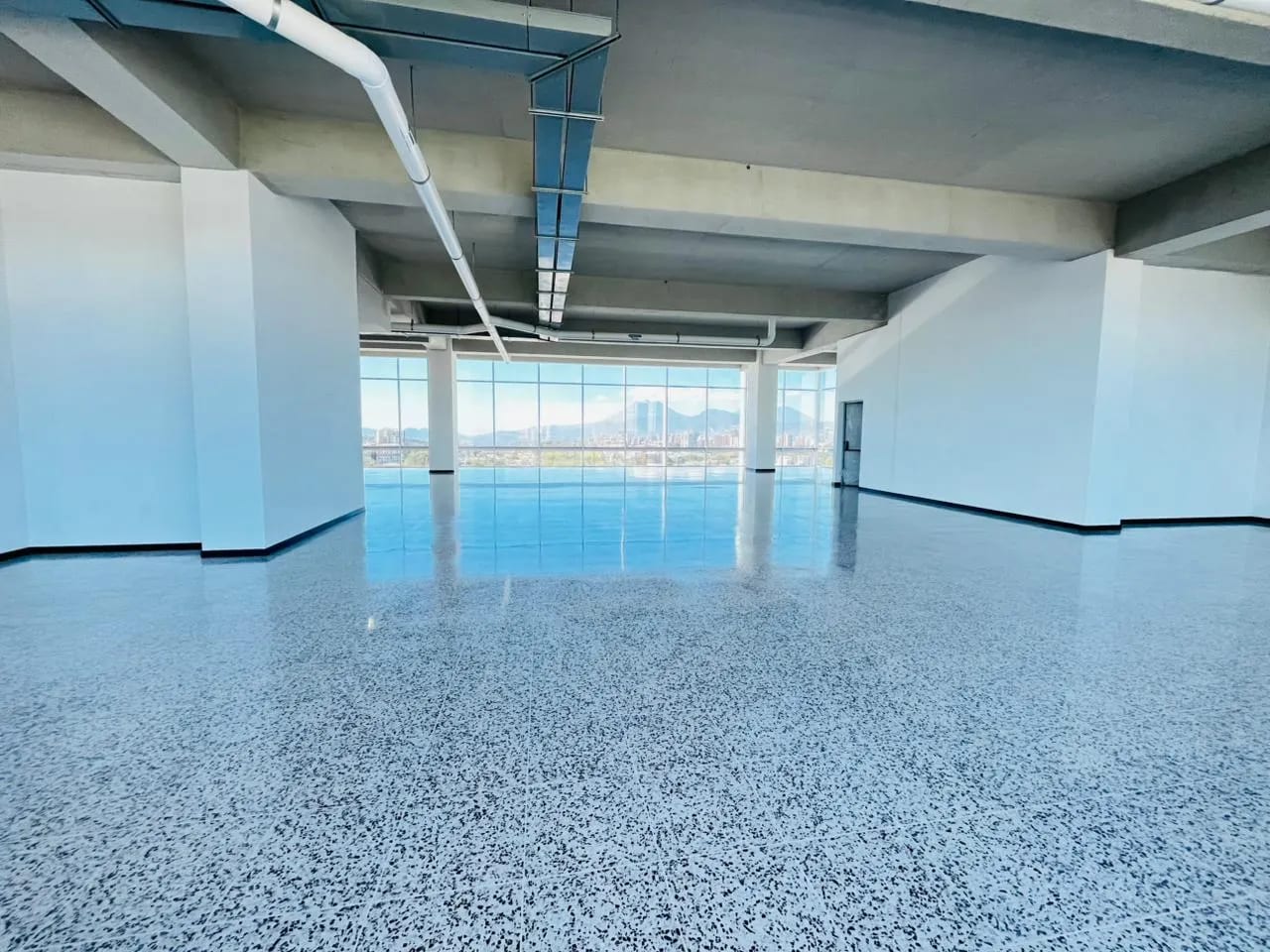 Ideal para grandes corporaciones, edificio completo en ZONA 10 — Edificio en Alquiler en Zona 10, Guatemala, Ciudad — foto 5 de 16
