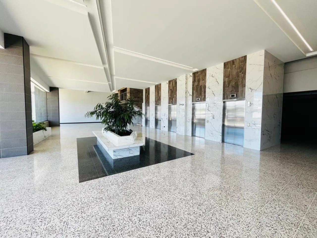 Ideal para grandes corporaciones, edificio completo en ZONA 10 — Edificio en Alquiler en Zona 10, Guatemala, Ciudad — foto 9 de 16