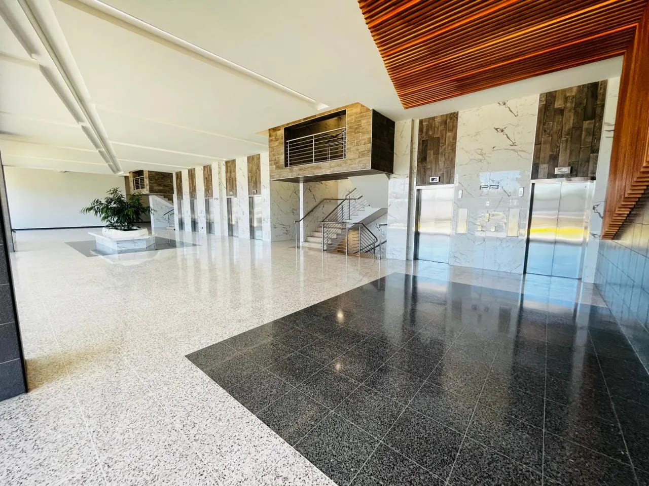Ideal para grandes corporaciones, edificio completo en ZONA 10 — Edificio en Alquiler en Zona 10, Guatemala, Ciudad — foto 11 de 16