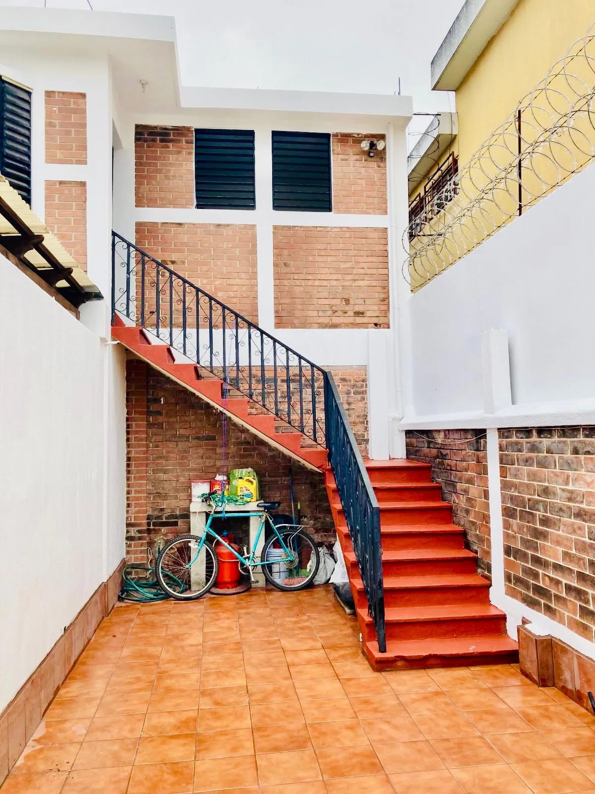 Apartamento de 4 dormitorios en alquiler en zona 15 Colonia El Maestro — Apartamento en Alquiler en Zona 15, Guatemala, Ciudad — foto 1 de 16