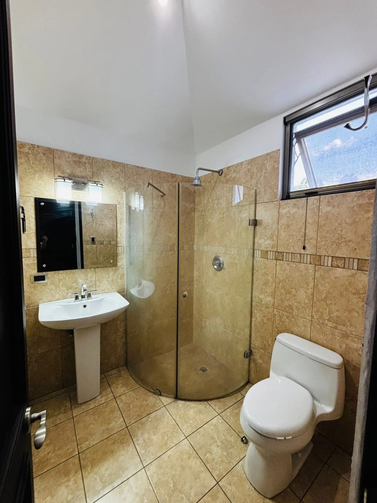 Exclusiva zona de Oakland Zona 10, Casa de 3 dormitorios en venta — Casa en Venta en Zona 10, Guatemala, Ciudad — foto 13 de 17