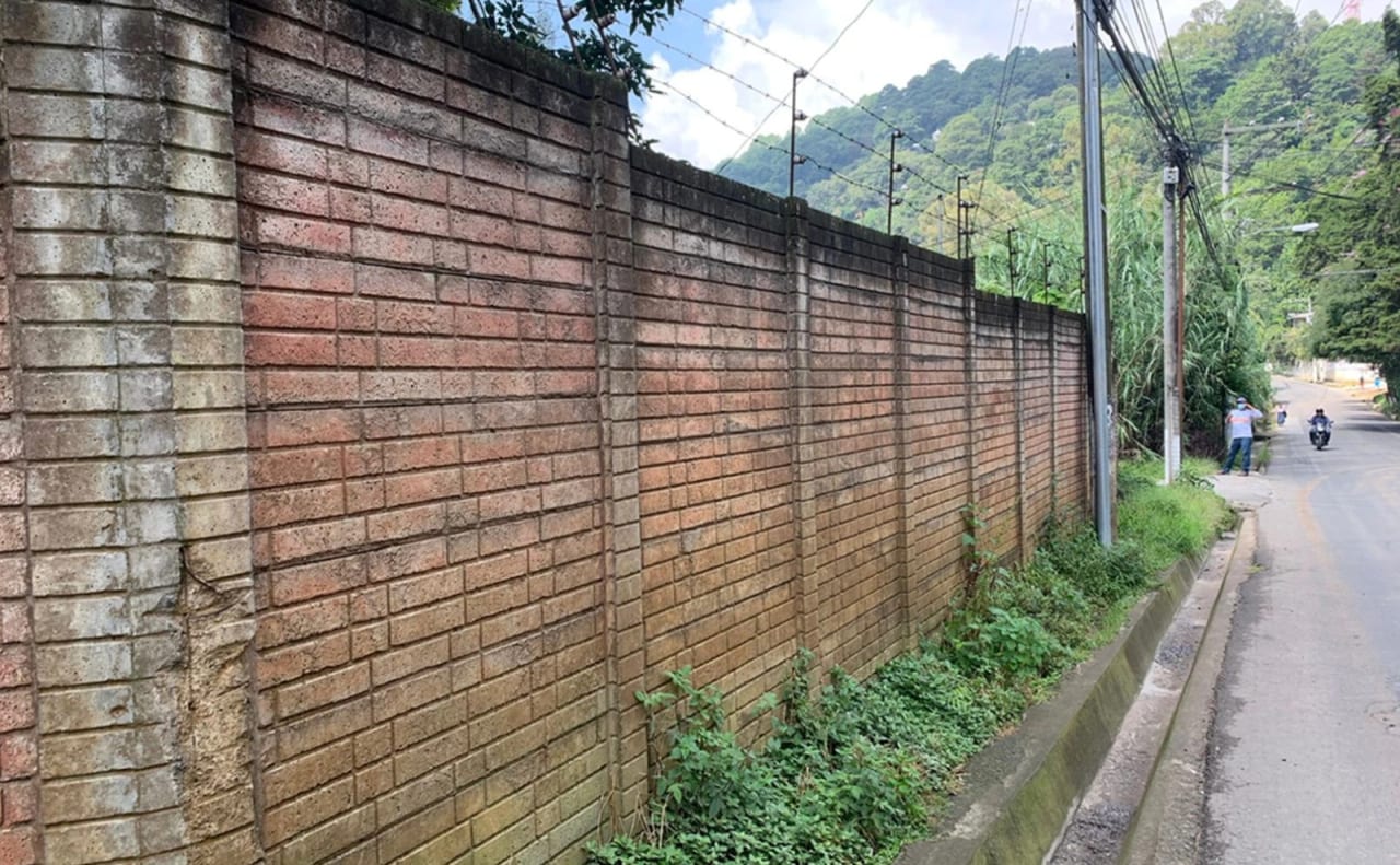 Alquilo Terreno de 3,327 Metros en Mixco a Orilla de carretera — Terreno en Alquiler en Zona 10 Mixco, Guatemala, Ciudad — foto 1 de 5