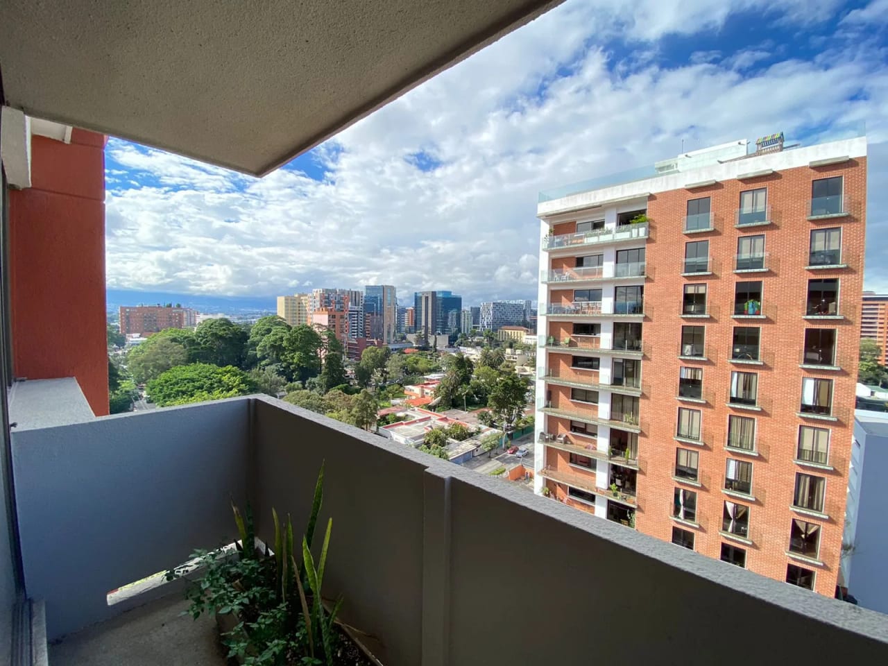 Renta de Apartamento Amueblado en Zona 10 con Todo lo que Necesitas — Apartamento en Alquiler en Zona 10, Guatemala, Ciudad — foto 2 de 14