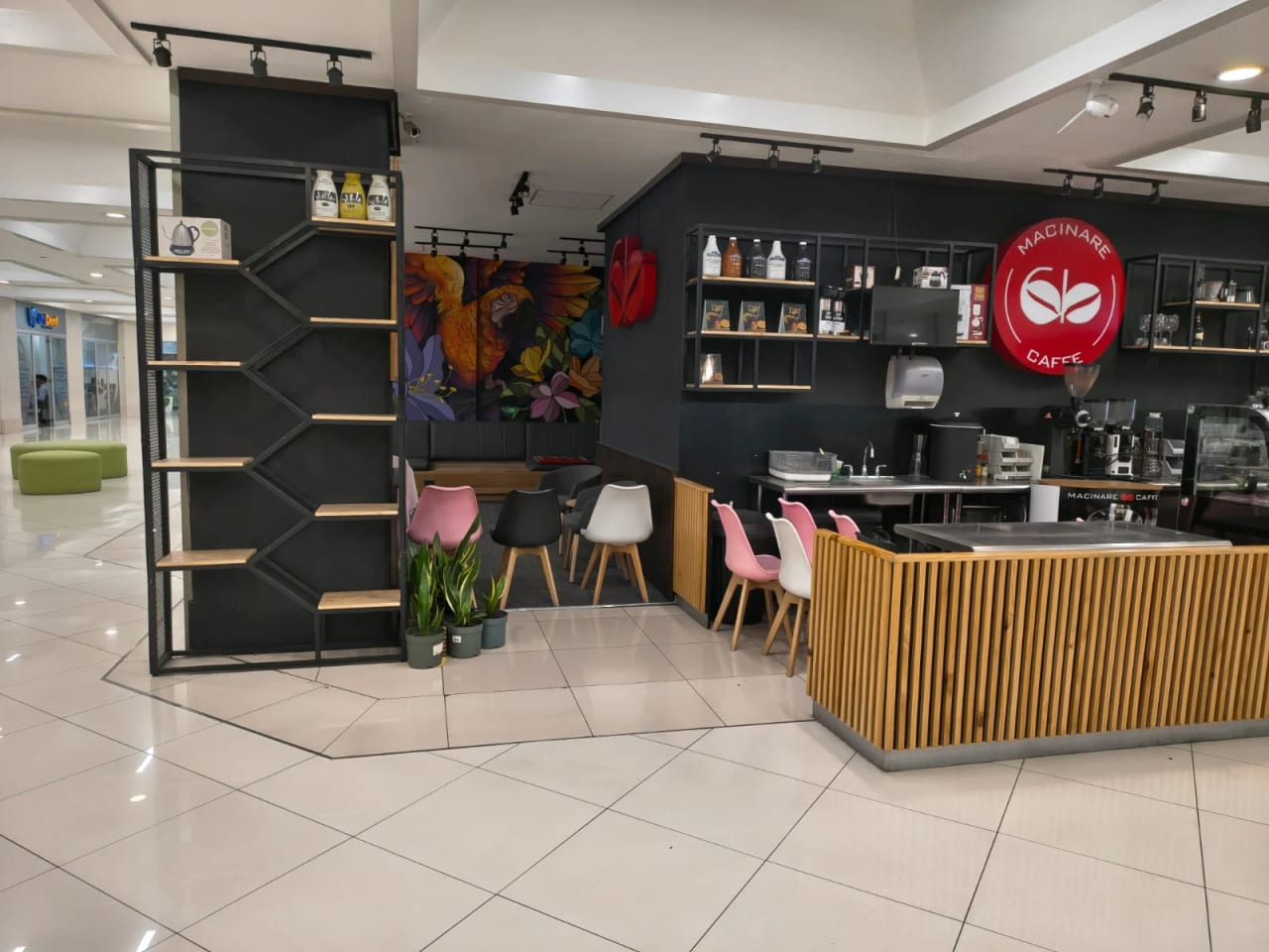 Local en centro Comercial Zona 10, ideal para Café — Local en Alquiler en Zona 10, Guatemala, Ciudad — foto 4 de 5