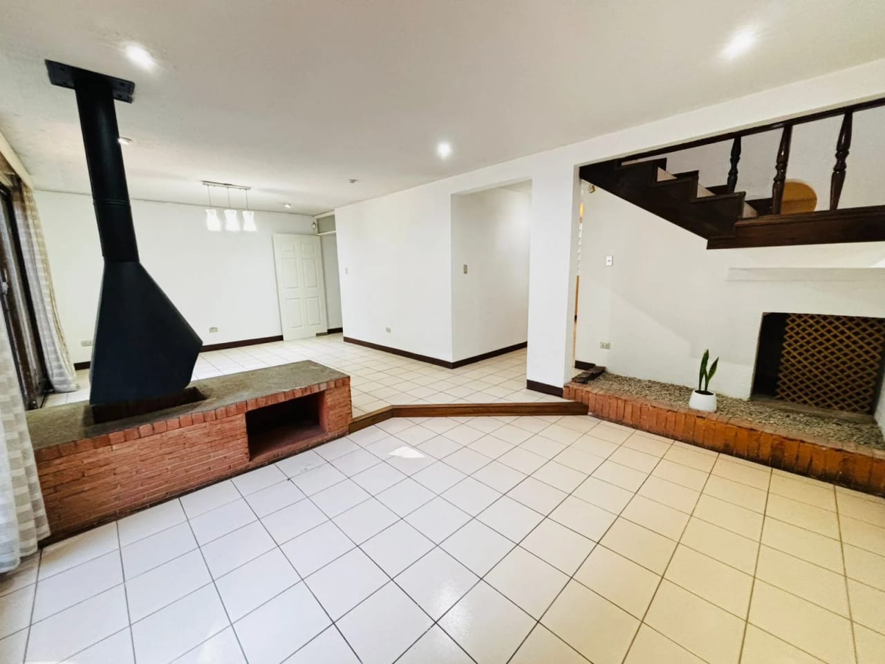 Linda y amplia casa fuera de garita en Venta en Km 27 CAES — Casa en Venta en Carretera a El Salvador, Guatemala, Ciudad — foto 3 de 17