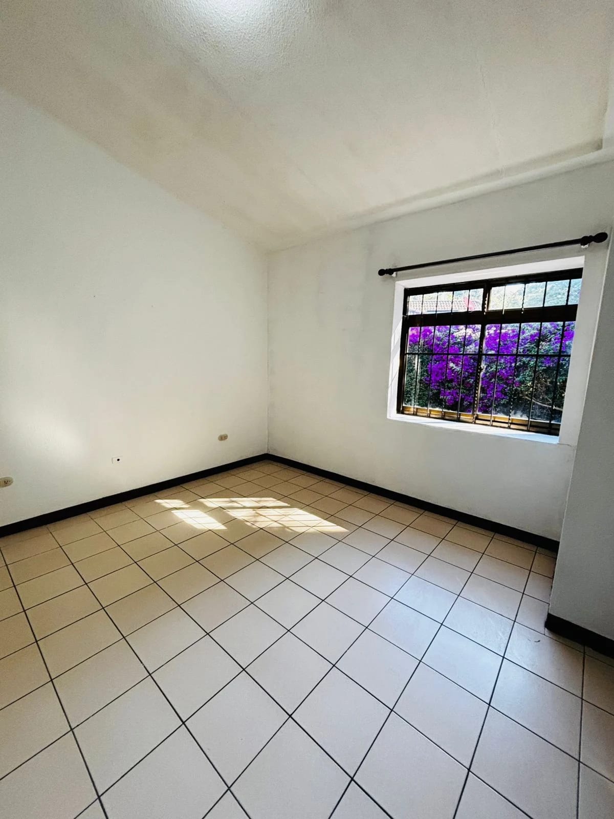 Linda y amplia casa fuera de garita en Venta en Km 27 CAES — Casa en Venta en Carretera a El Salvador, Guatemala, Ciudad — foto 7 de 17