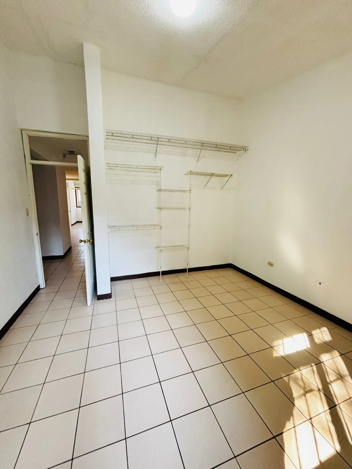 Linda y amplia casa fuera de garita en Venta en Km 27 CAES — Casa en Venta en Carretera a El Salvador, Guatemala, Ciudad — foto 8 de 17