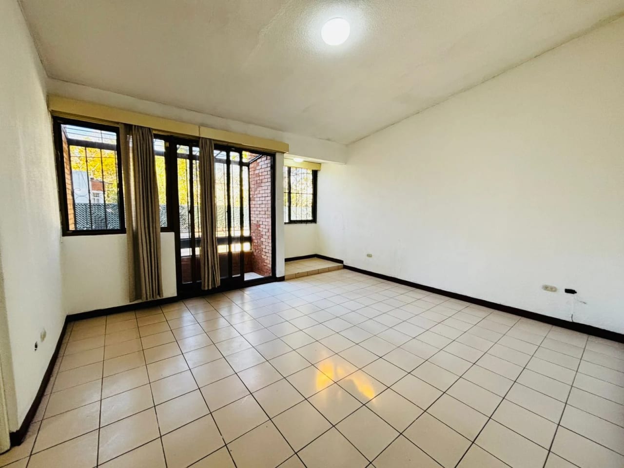 Linda y amplia casa fuera de garita en Venta en Km 27 CAES — Casa en Venta en Carretera a El Salvador, Guatemala, Ciudad — foto 12 de 17