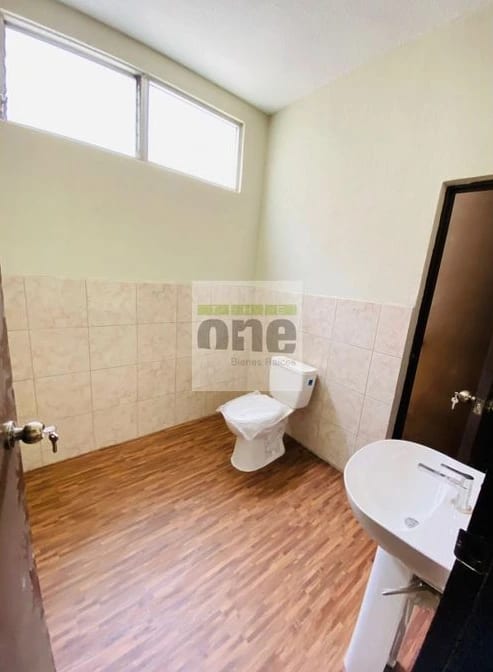 Espaciosa casa para oficinas en zona 10, Oakland — Oficina en Alquiler en Zona 10, Guatemala, Ciudad — foto 9 de 10