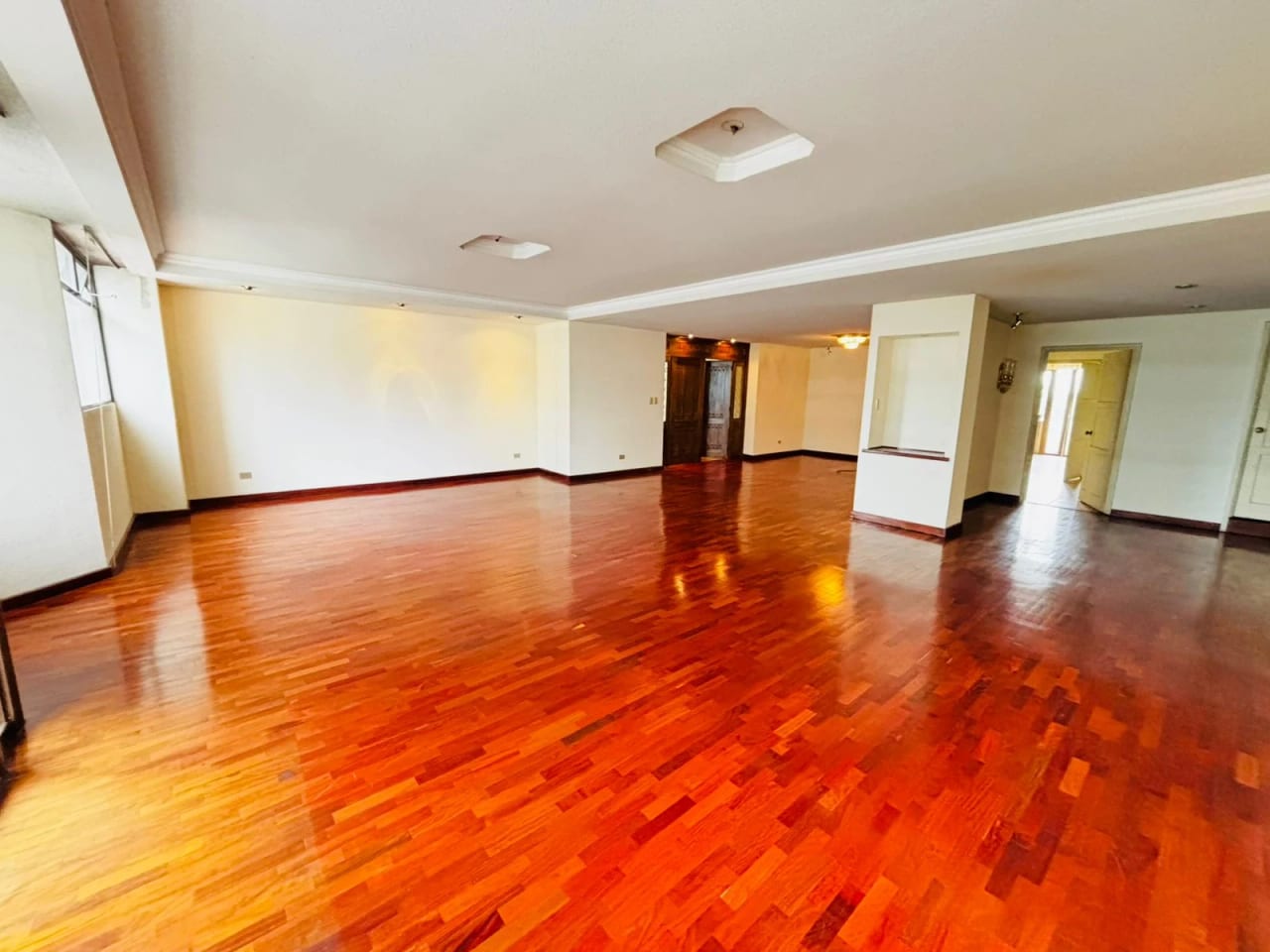 Amplio Apartamento de 350 metros en edificio Zona 10 — Apartamento en Alquiler en Zona 10, Guatemala, Ciudad — foto 1 de 17