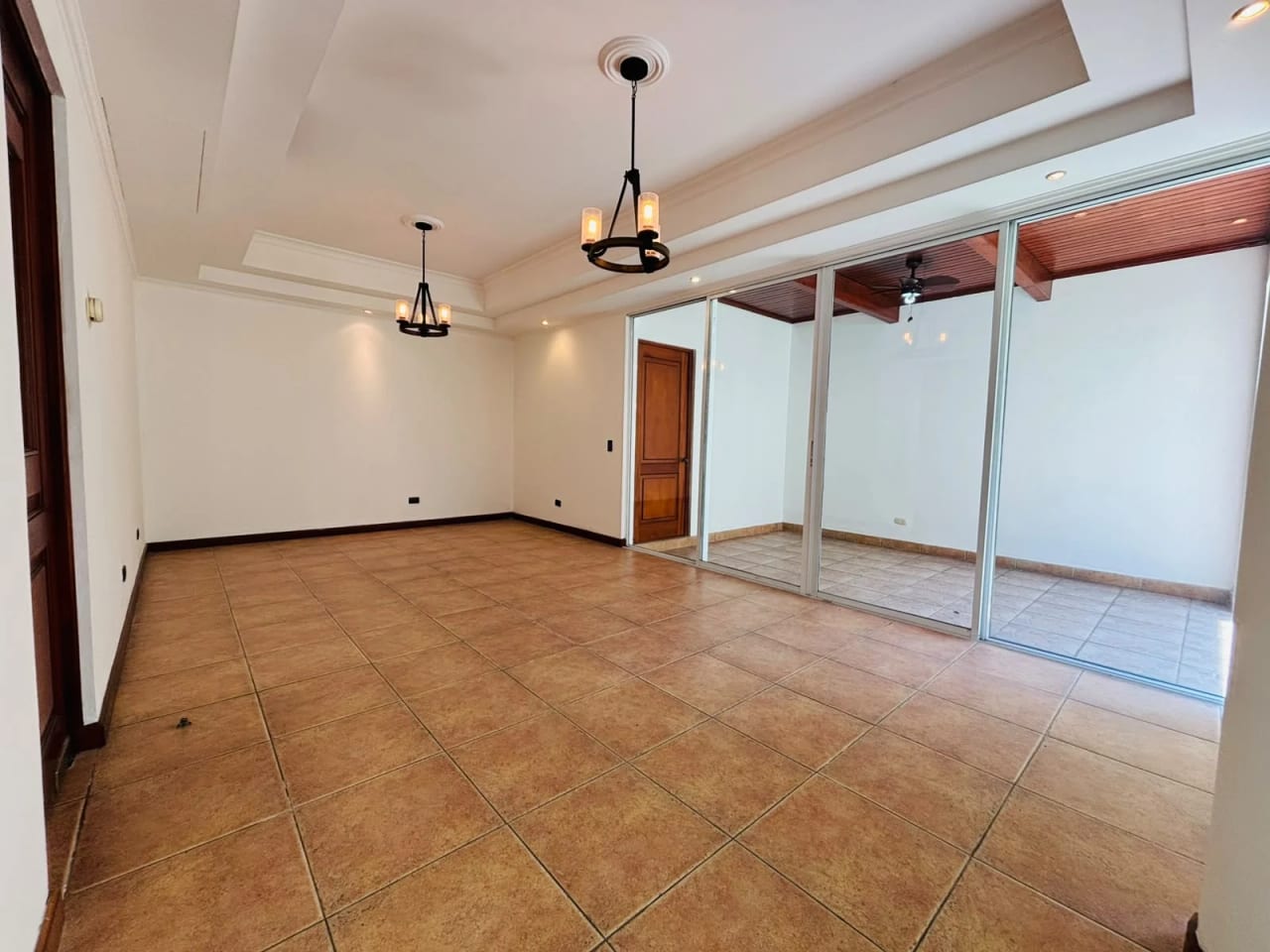 Alquiler de hermosa casa de 4 dormitorios en zona 10 — Casa en Alquiler en Zona 10, Guatemala, Ciudad — foto 8 de 16