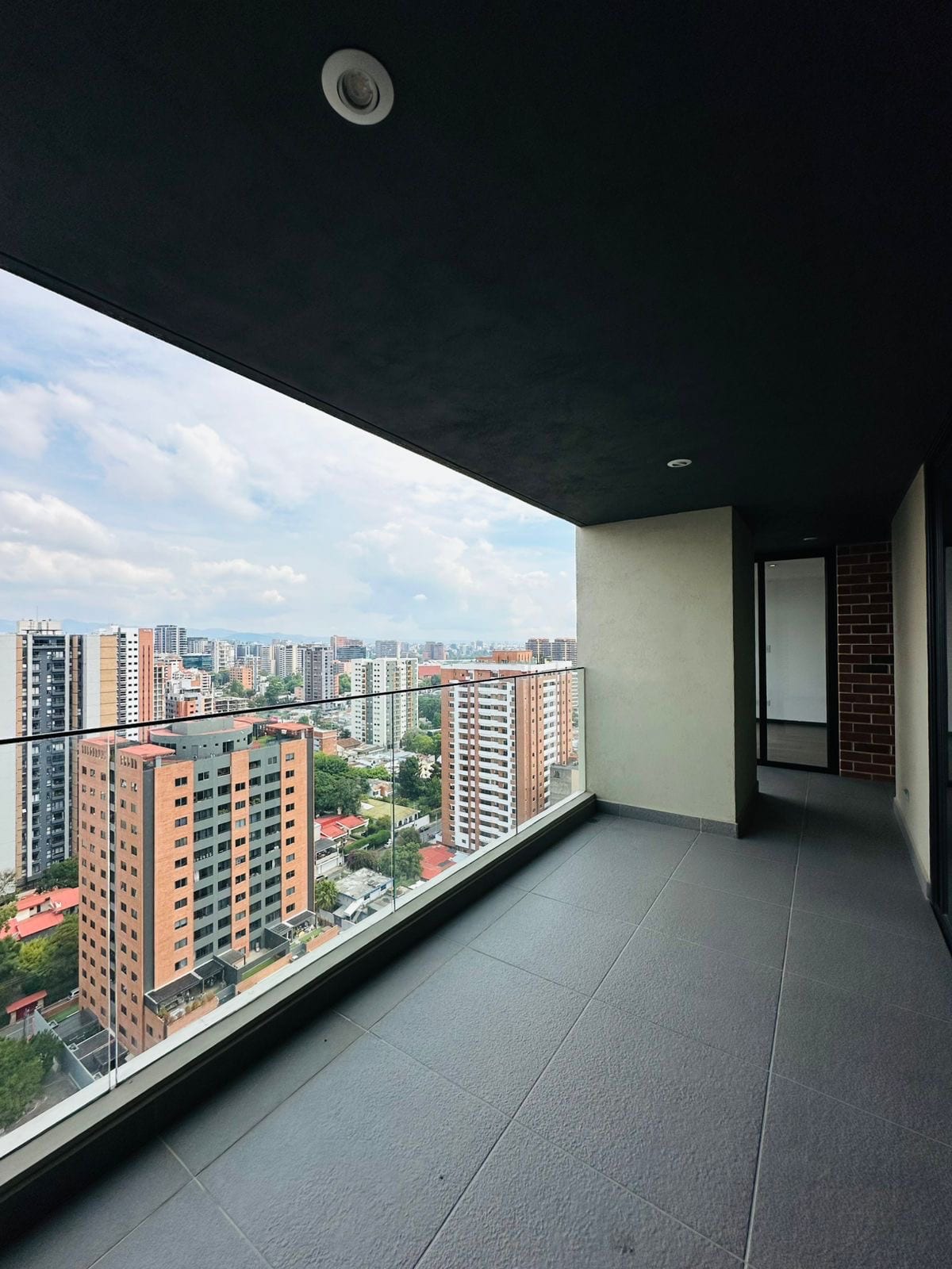 Apartamento en renta zona 10 nivel alto — Apartamento en Alquiler en Zona 10, Guatemala, Ciudad — foto 1 de 6
