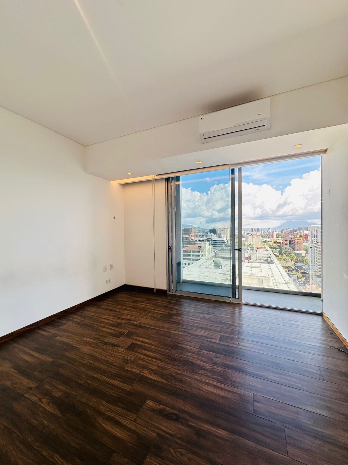 Apartamento en renta zona 10 — Apartamento en Alquiler en Avia, Zona 10, Guatemala, Ciudad — foto 3 de 5