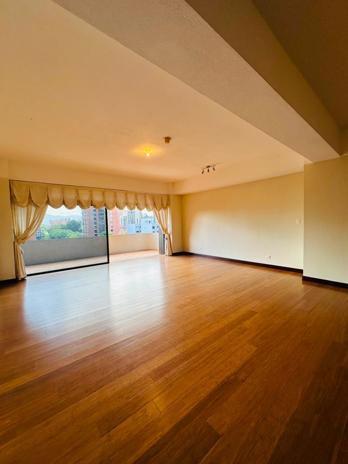 Espectacular apartamento en venta zona 10 — Apartamento en Venta en Zona 10, Guatemala, Ciudad — foto 2 de 8