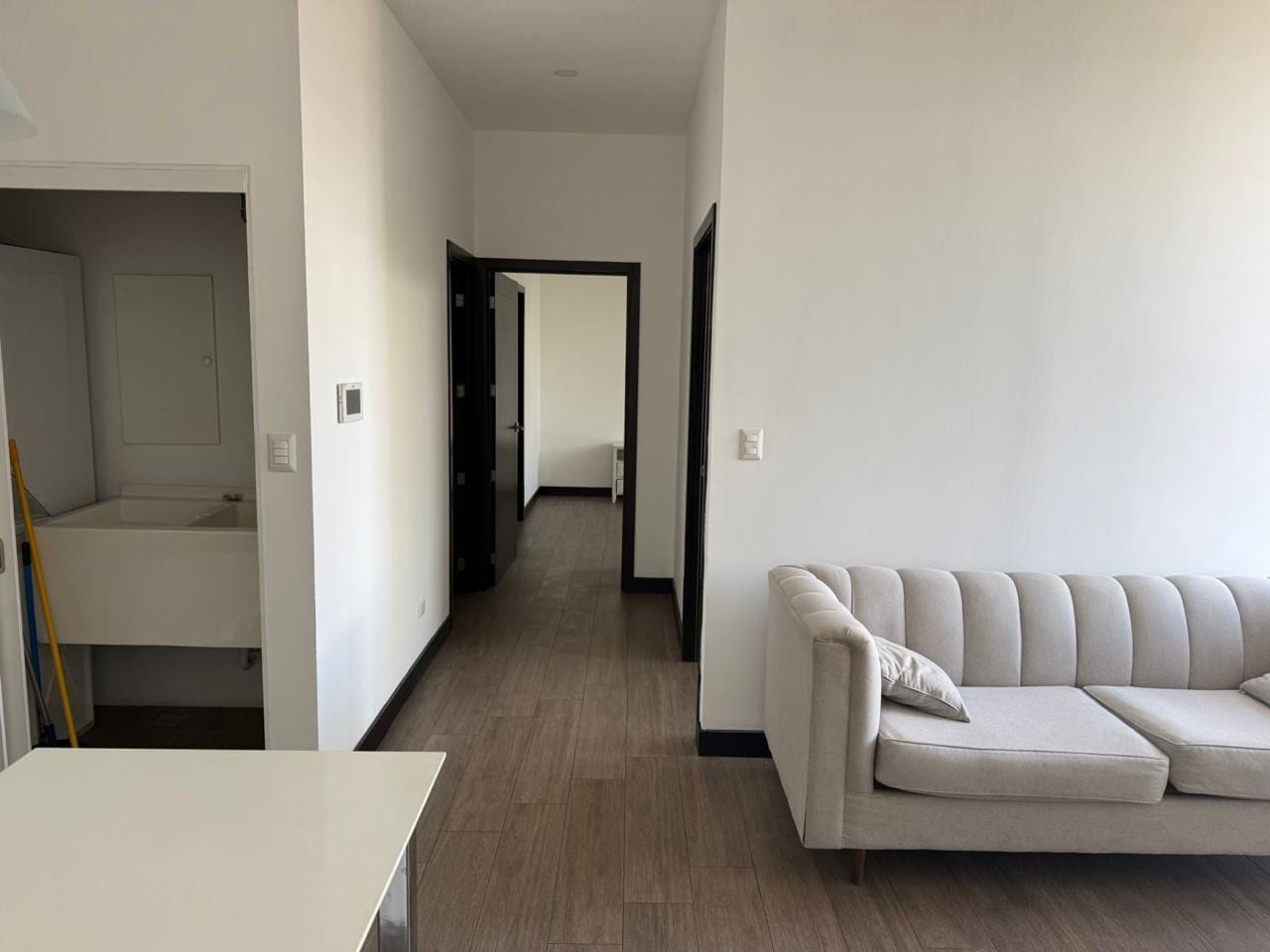 Apartamento en renta semi amueblado — Apartamento en Alquiler en Zona 10, Guatemala, Ciudad — foto 4 de 5