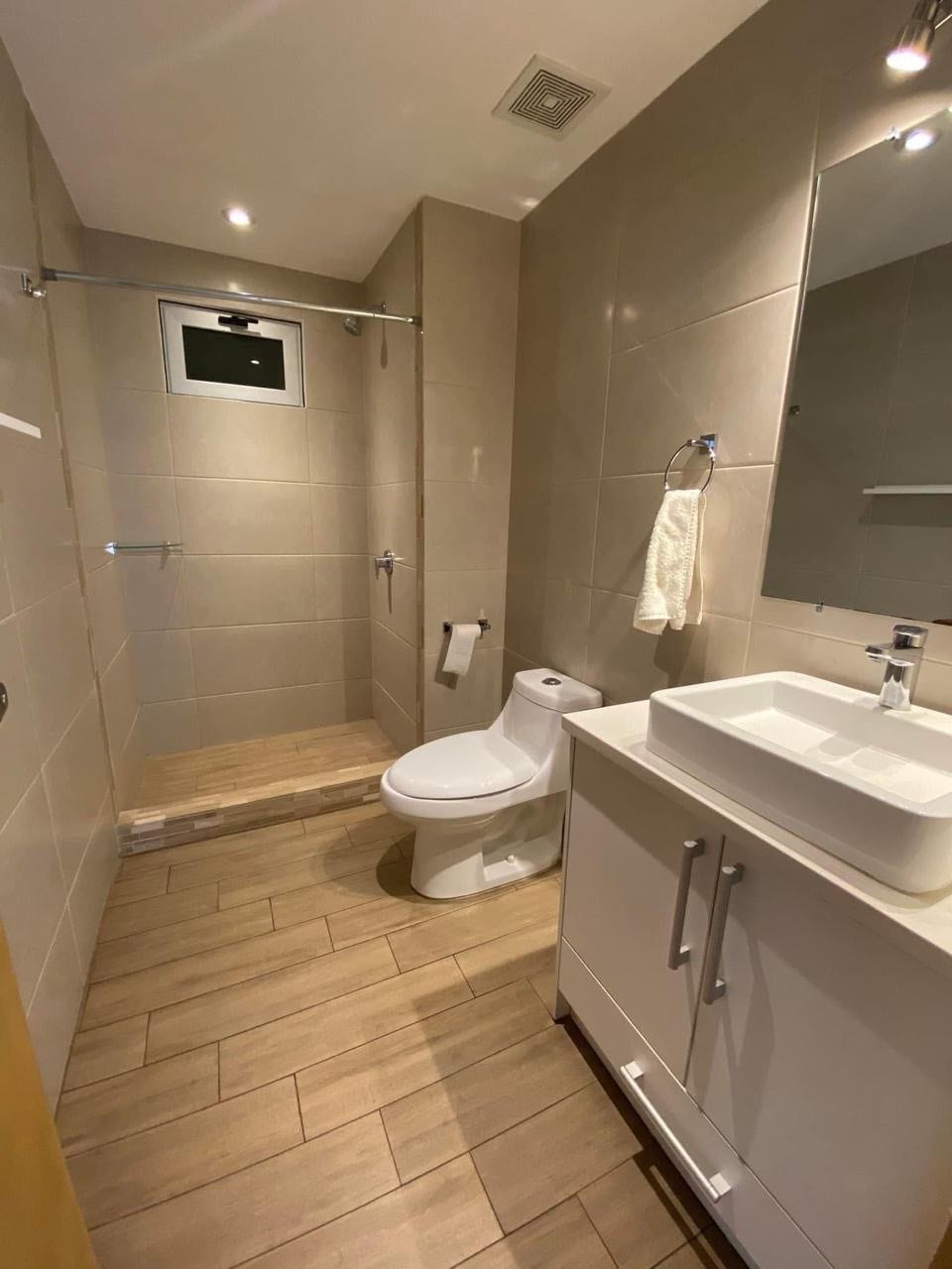 Hermoso apartamento en renta zona 10 — Apartamento en Alquiler en Zona 10, Guatemala, Ciudad — foto 2 de 9