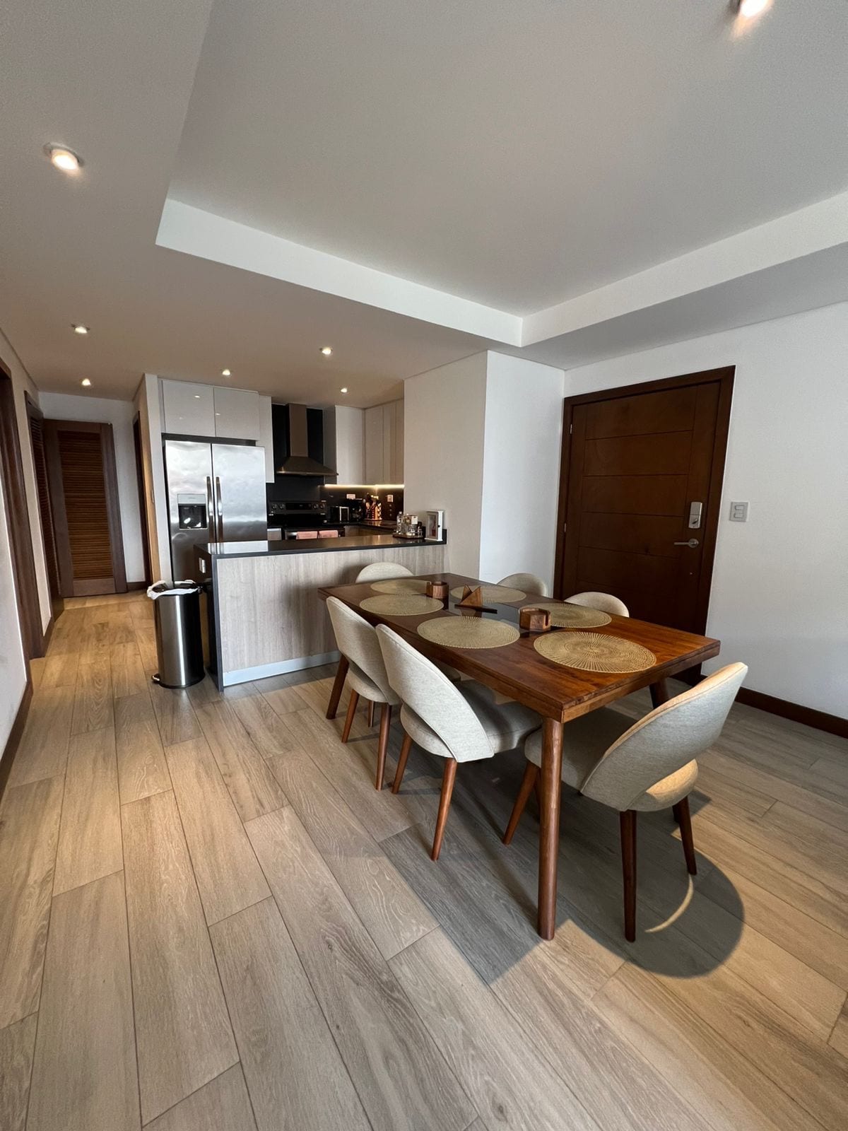 Reserva Diez / Renta Apartamento Amueblado de 3 Habitaciones y Cs — Apartamento en Alquiler en Reserva Diez, Zona 10, Guatemala, Ciudad — foto 1 de 14