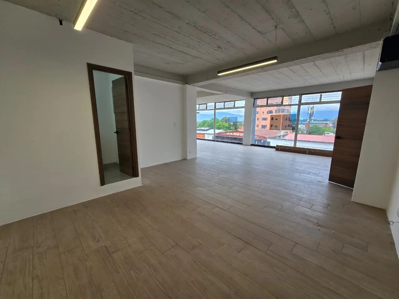 Se Alquila Oficinas y Locales Ave. Las Américas, Zona 13. — Oficina en Alquiler en Zona 13, Guatemala, Ciudad — foto 1 de 16