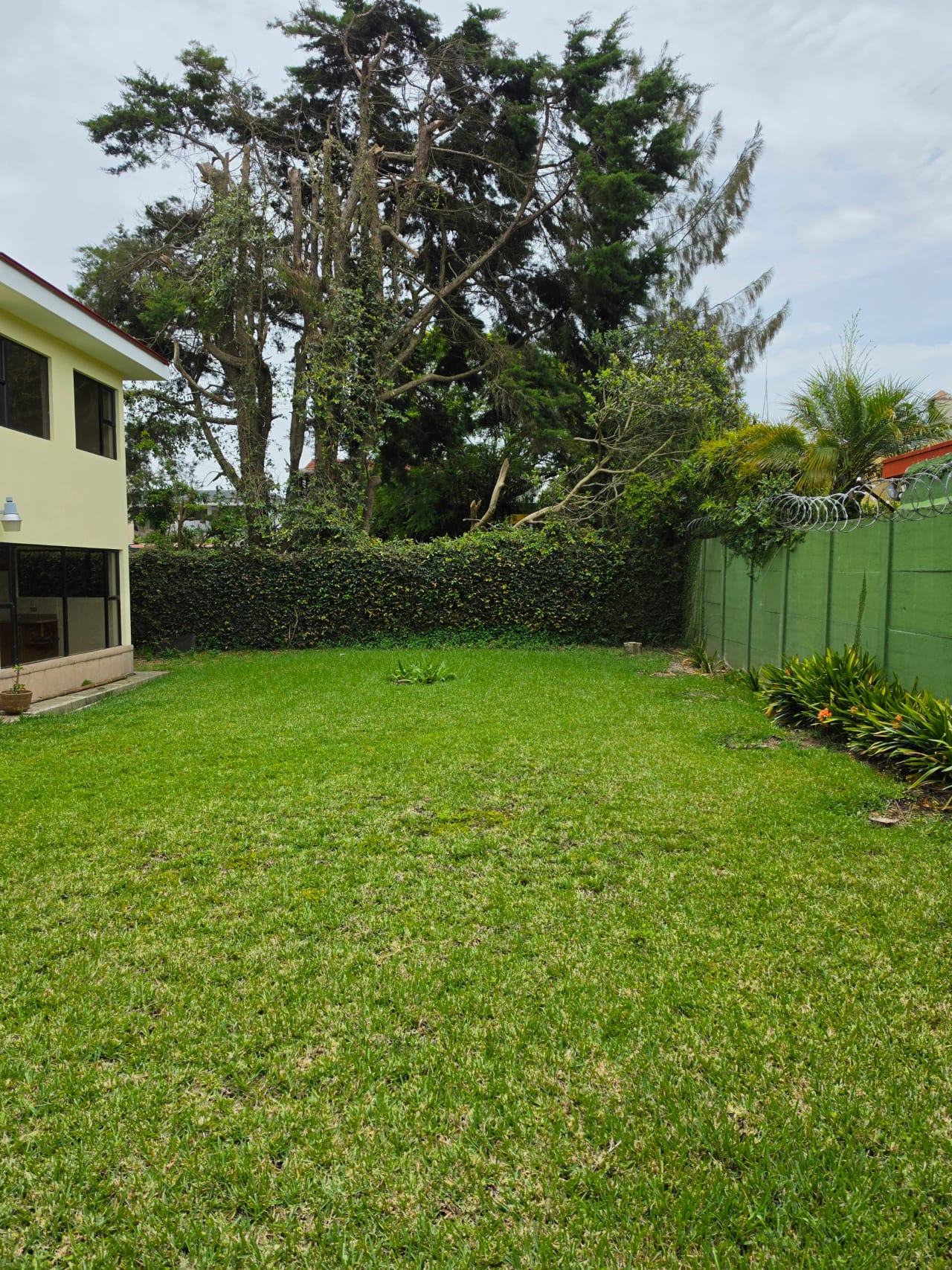 Alquilo casa hermosa y amplia 375 mts2 en km 16.5 CAES 5 cuartos, 4 parqueos techados — Casa en Alquiler en Centro Comercial Villa Clarita, Carretera a El Salvador, Guatemala, Ciudad — foto 4 de 17