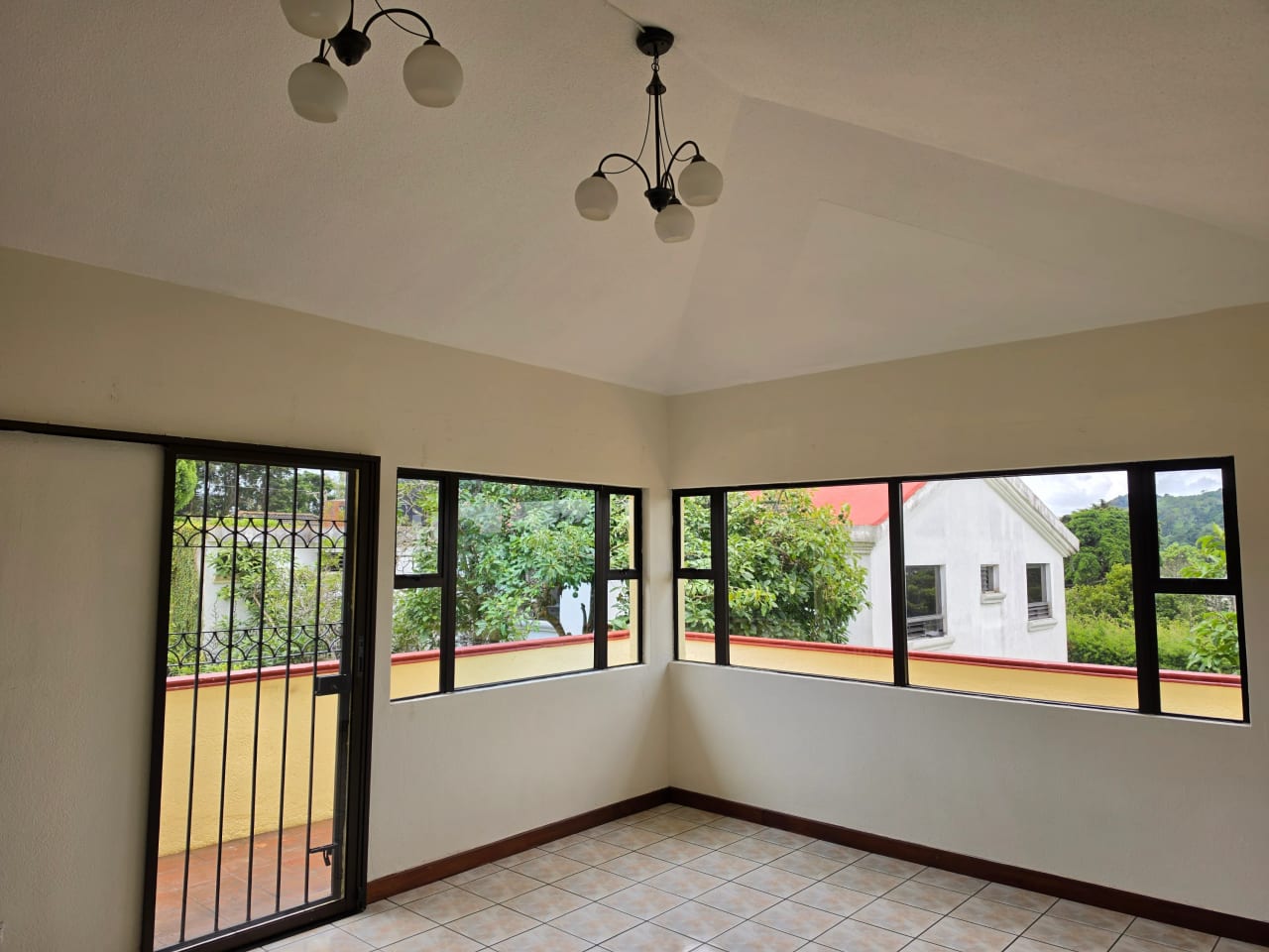 Alquilo casa hermosa y amplia 375 mts2 en km 16.5 CAES 5 cuartos, 4 parqueos techados — Casa en Alquiler en Centro Comercial Villa Clarita, Carretera a El Salvador, Guatemala, Ciudad — foto 5 de 17