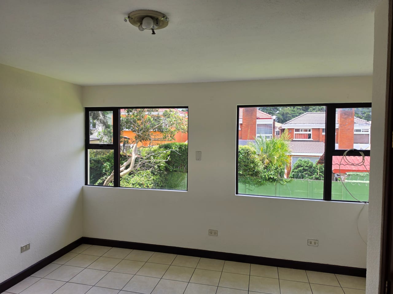 Alquilo casa hermosa y amplia 375 mts2 en km 16.5 CAES 5 cuartos, 4 parqueos techados — Casa en Alquiler en Centro Comercial Villa Clarita, Carretera a El Salvador, Guatemala, Ciudad — foto 7 de 17