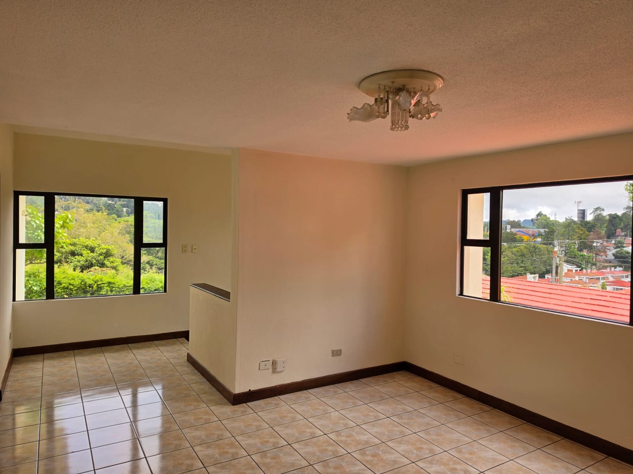 Alquilo casa hermosa y amplia 375 mts2 en km 16.5 CAES 5 cuartos, 4 parqueos techados — Casa en Alquiler en Centro Comercial Villa Clarita, Carretera a El Salvador, Guatemala, Ciudad — foto 9 de 17