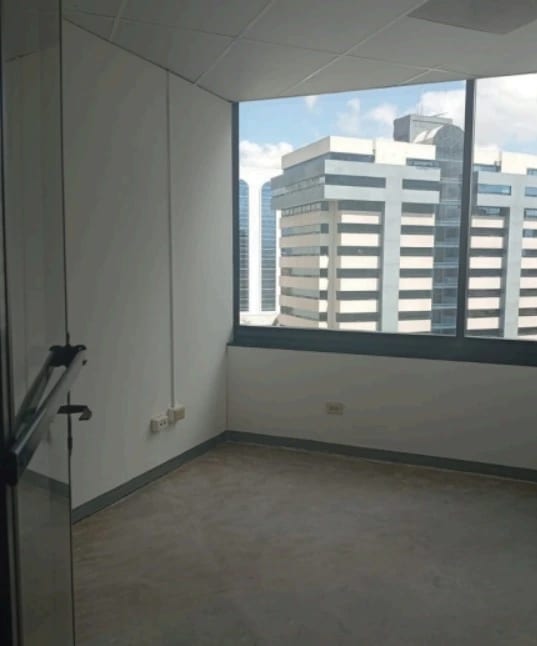 Oficina en zona 10 — Oficina en Alquiler en Zona 10, Guatemala, Ciudad — foto 1 de 3