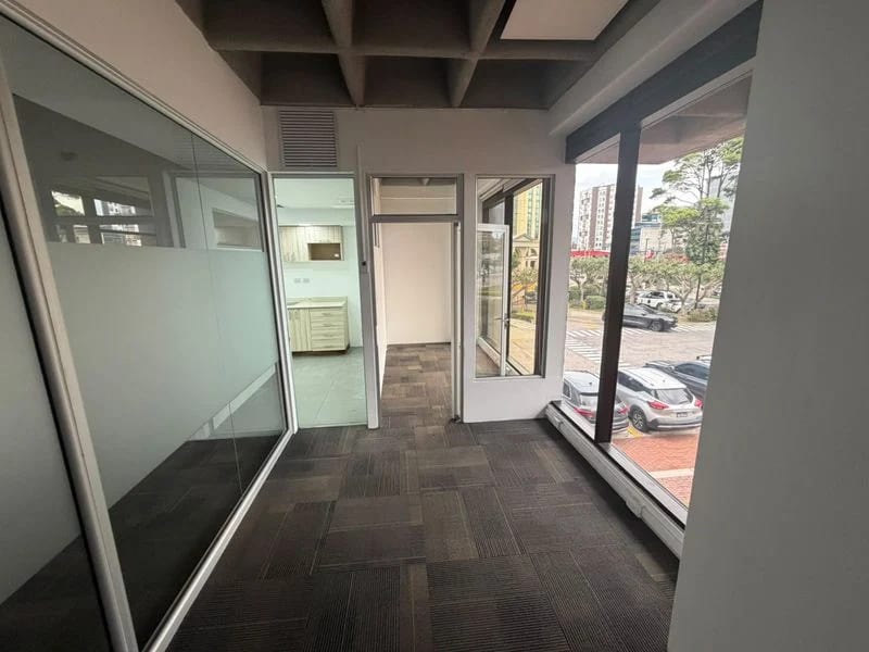 Oficina en Zona 10 — Oficina en Alquiler en Zona 10, Guatemala, Ciudad — foto 2 de 6