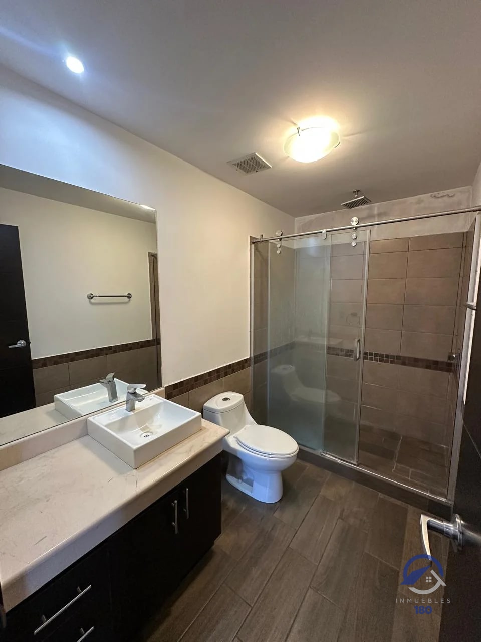 Apartamento en renta en Edificio Verona, zona 10 - 11