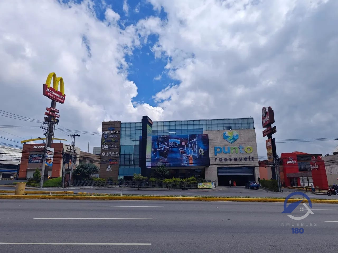 Locales en renta en C.C. Punto Roosevelt, zona 7 — Local en Alquiler en Zona 7, Guatemala, Ciudad — foto 1 de 13