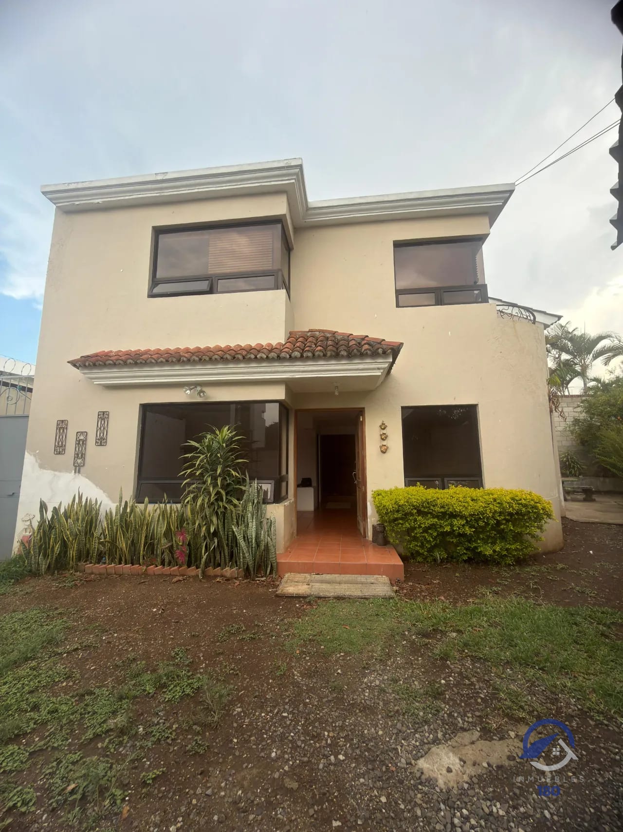Casa en Renta en Pinares de San Cristobal, zona 8, Mixco — Casa en Alquiler en Pinares de San Cristobal, Zona 8 Mixco, Guatemala, Ciudad — foto 1 de 12