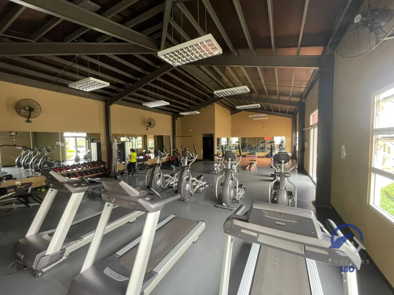 Amplia casa en venta en Las Luces del Encinal, zona 7 de Mixco — Casa en Venta en Zona 7 Mixco, Guatemala, Ciudad — foto 9 de 14