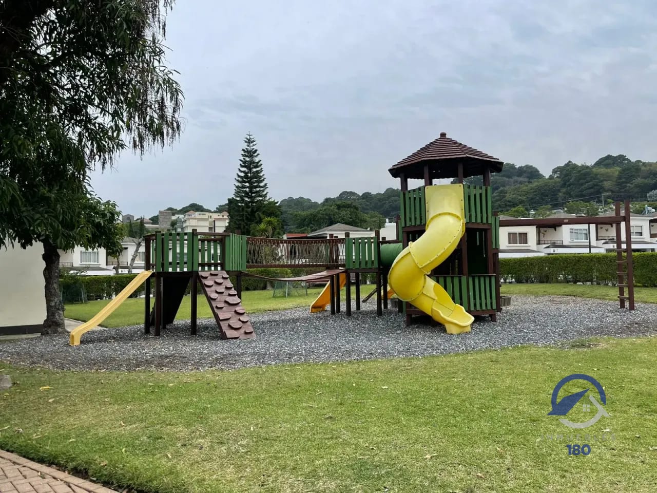 Amplia casa en venta en Las Luces del Encinal, zona 7 de Mixco — Casa en Venta en Zona 7 Mixco, Guatemala, Ciudad — foto 10 de 14