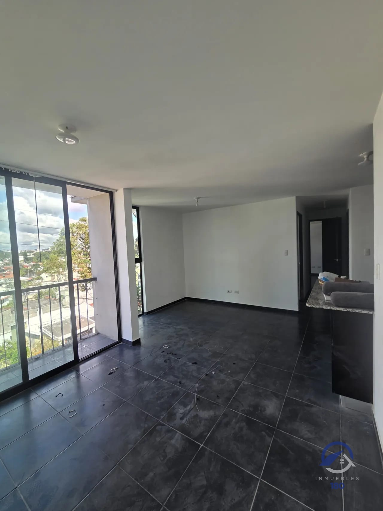 Sala — Apartamento de 2 dormitorios en venta en Mariscal Uno Uno, zona 11 — Apartamento en Venta en Mariscal Uno Uno, Zona 11, Guatemala, Ciudad — foto 3 de 17