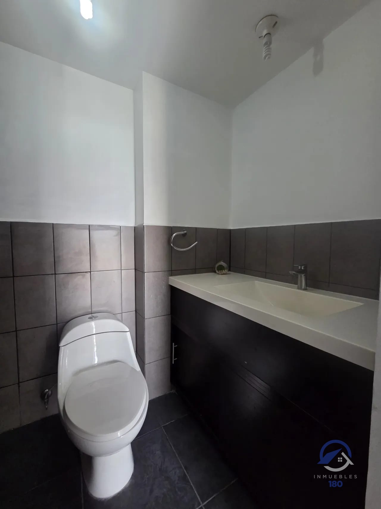 Baño — Apartamento de 2 dormitorios en venta en Mariscal Uno Uno, zona 11 — Apartamento en Venta en Mariscal Uno Uno, Zona 11, Guatemala, Ciudad — foto 11 de 17