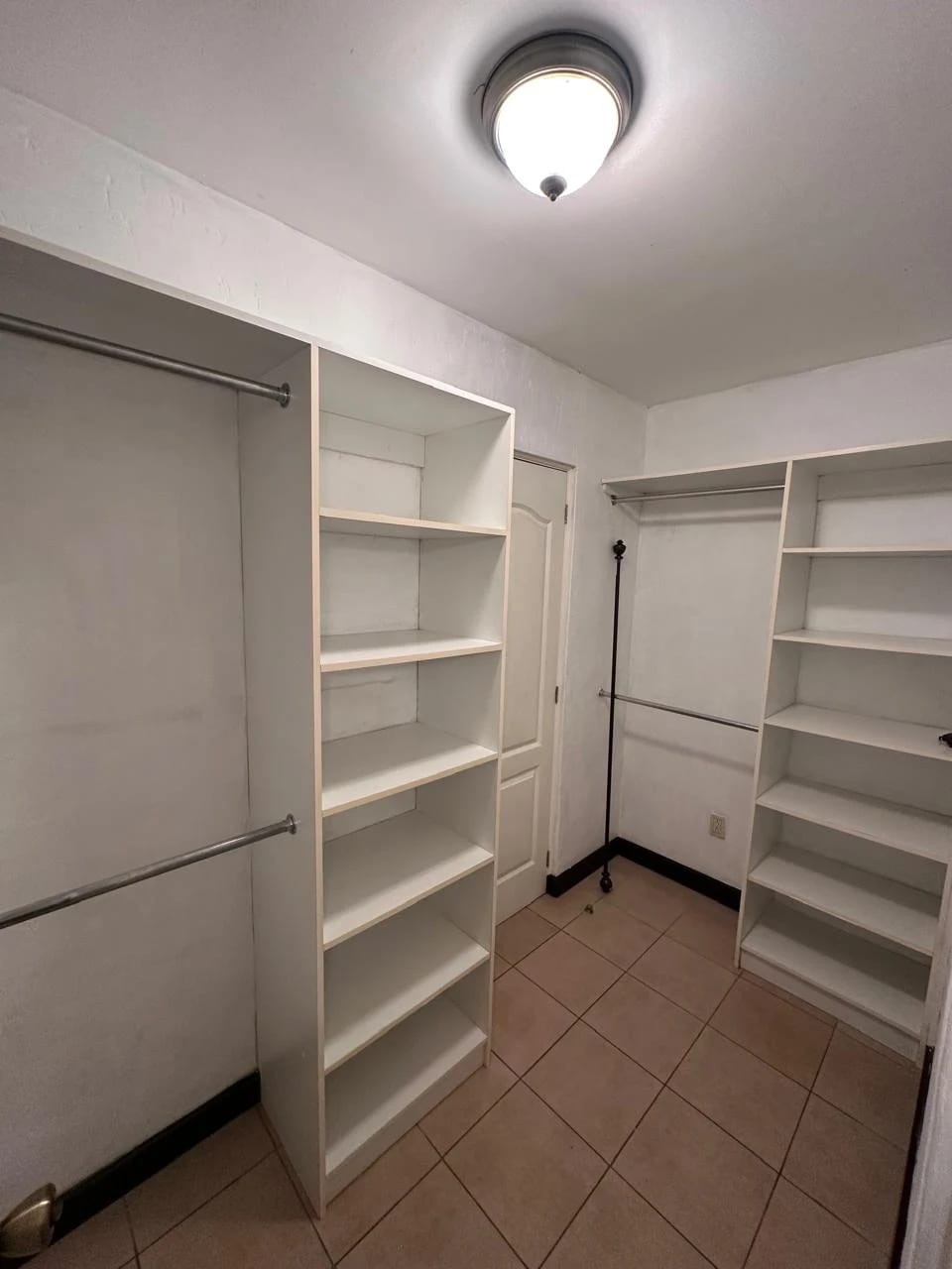 Renta de casa en Condominio Casa y Campo Km.23 Carretera a El Salvador | Amplio jardín — Casa en Alquiler en Carretera a El Salvador, Guatemala, Ciudad — foto 6 de 10