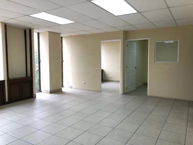 Renta de Oficina en Zona 9 | Edificio Entre 5ª y 6ª Ave. Parque la Industria — Oficina en Alquiler en Zona 9, Guatemala, Ciudad — foto 2 de 6