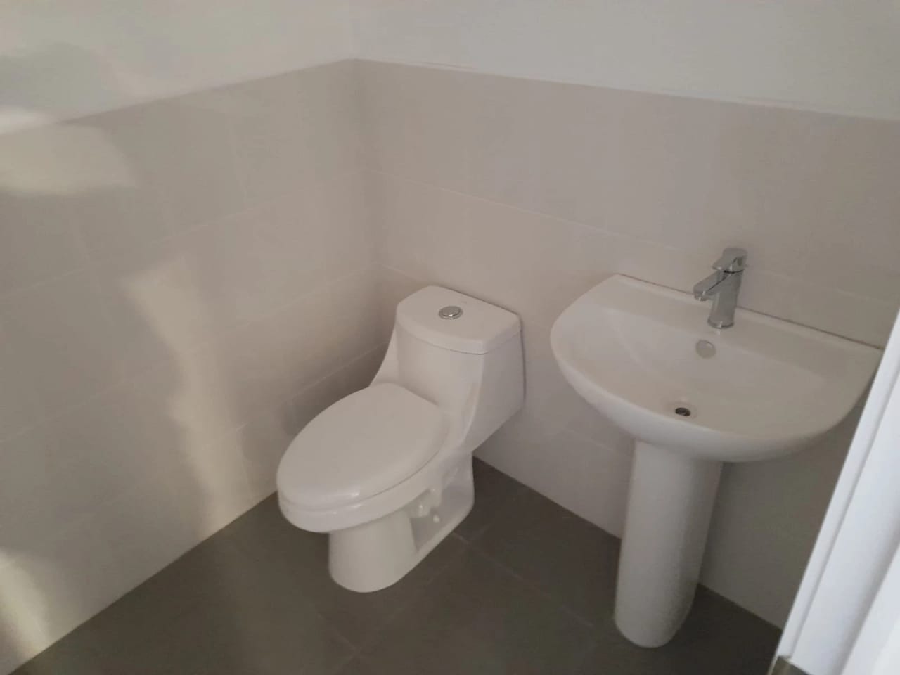 Renta de oficina en Edificio Ascend | Montufar Zona 9 — Oficina en Alquiler en Zona 9, Guatemala, Ciudad — foto 3 de 9