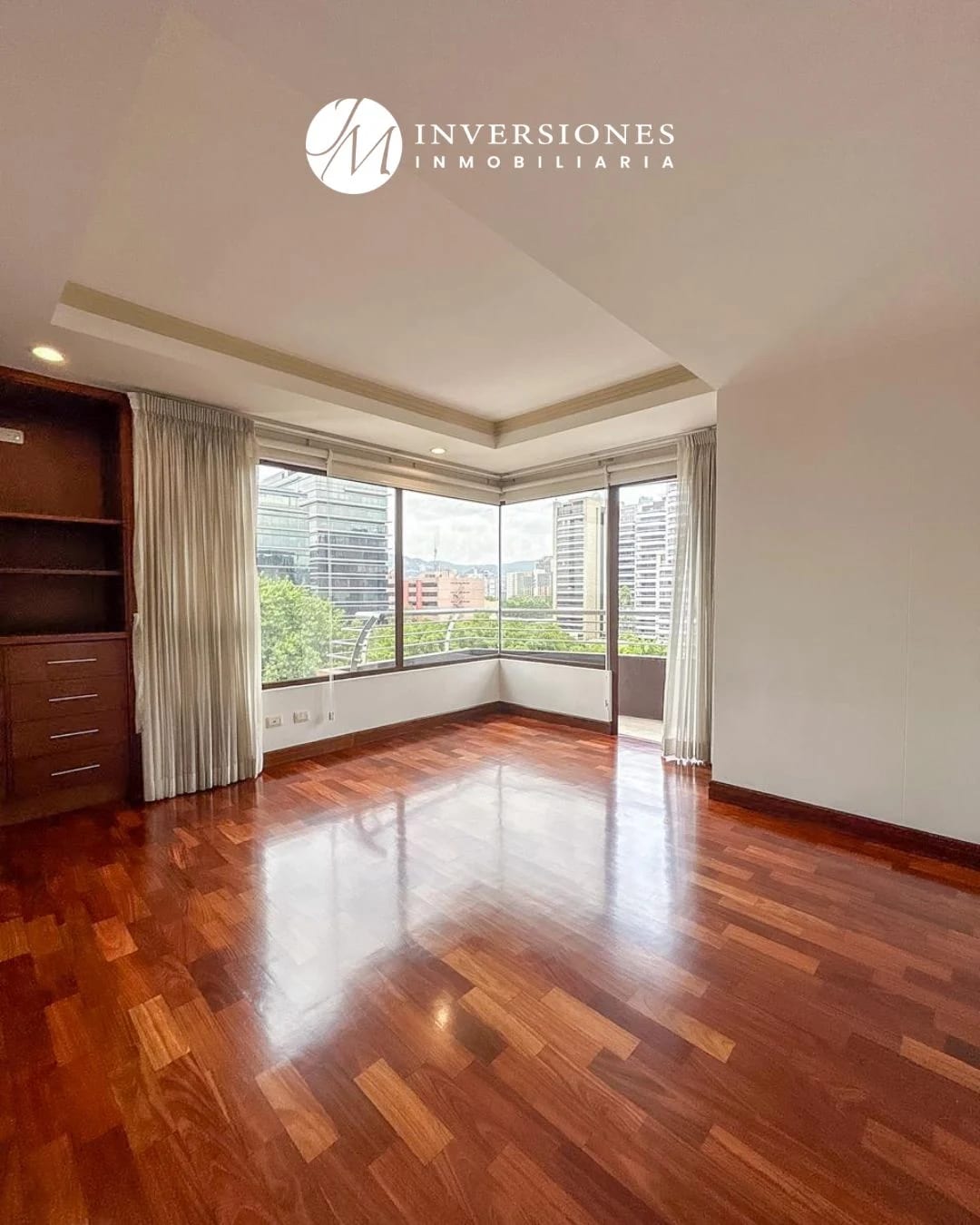 Apartamento amplio de 3 dormitorios en zona 10 — Apartamento en Alquiler en Zona 10, Guatemala, Ciudad — foto 2 de 9