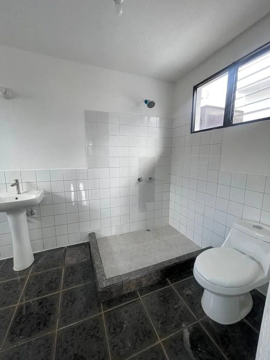 Venta de casa en Pinares de San Cristobal remodelada, ambientes amplios e iluminados — Casa en Venta en Pinares de San Cristobal, Zona 8 Mixco, Guatemala, Ciudad — foto 14 de 16
